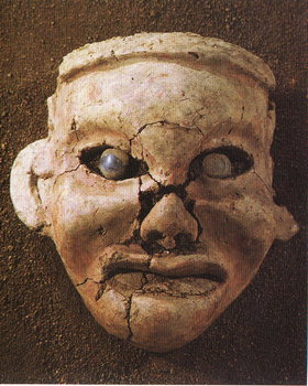 훙산문화의 중심 뉴허량(牛河梁) 유적 신전에서 출토된 여신상. 뉴허량에서는 곰형 옥기와 곰뼈, 곰형 소조상 등이 출토된 것으로 미루어 보면 웅녀(熊女)의 원형일 수도 있다.  <뉴허량 | 김문석기자>