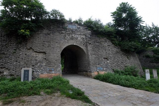 허베이성 루룽현의 옛 영평부 서쪽 성문. 중국 사료들은 지금의 허베이성 루룽현의 옛 영평부에 낙랑군 조선현이 있었다고 거듭 말하고 있다.