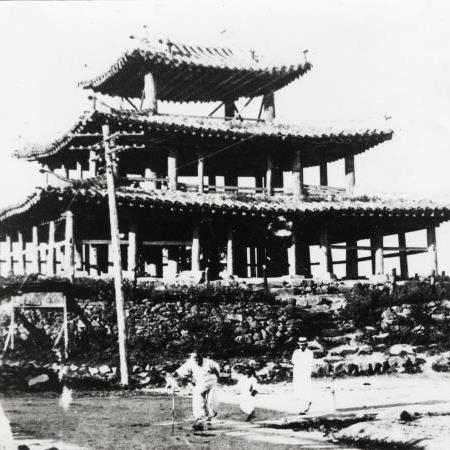 온성군 수항루, 6진 중의 &#65279;하나인 종성읍성의 장대로 뇌천각으로도 불렸다.