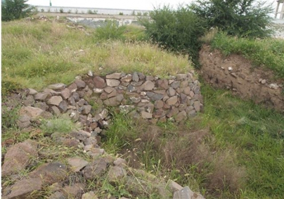 내몽골 적봉(赤峯)시 삼좌점(三座店)에 있는 고조선 산성. 중국에서도 서기전 2000년 전의 산성으로 인정하고 있다. 자연석을 다듬어 성을 쌓는 이런 축조 방식은 중원으로는 전혀 연결되지 않는 우리 민족 전통의 축성방식이다.