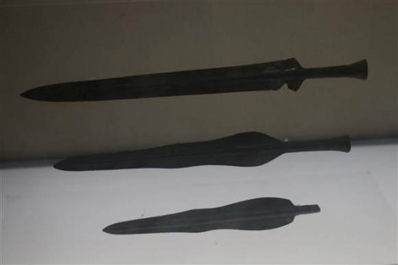 중국 내몽골 적봉(赤峰)시 영성(寧城)현에서 출토된 비파형 동검. 영성현 남산근(南山根) 유적에서는 고조선의 표지유물인 비파형 동검과 세형동검이 무더기로 쏟아져 나왔다.