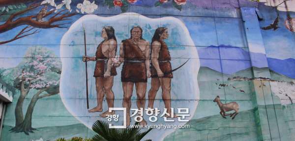 먼저 살다 간 수많은 사람의 경험과 지혜가 응축된 것이 신화다. 개개인의 삶은 물론 사회구조 체계의 원형이다 보니 신화는 시공을 넘나들며 시대와 개별 삶에 대한 통찰력을 안기고, 상상력을 자극한다. 제주도에 전해지는 부대각 본풀이(신화)도 마찬가지다. 사진은 제주의 고씨·양씨·부씨의 시조신화를 형상화한 벽화. 제주시청사 벽에 그려진 벽화는 3명의 시조가 제주 자생 동식물과 어우러진 모습이다. 제주 | 박미라 기자 mrpark@kyunghyang.com