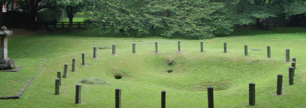 고씨·양씨·부씨 등 3명의 시조는 땅속에서 솟아나 벽랑국의 세 공주와 각각 결혼해 제주도에서 삶을 일궜다고 한다. 사진은 3명의 시조가 솟아났다는 3개의 구멍이 있는 ‘삼성혈’. 삼성혈은 사적 134호로 지정돼 있다.