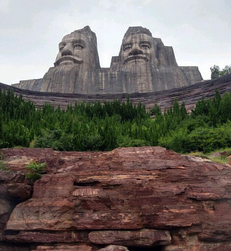 ‘염제(炎帝)’와 ‘황제(皇帝)’는 중국인들이 중화민족의 조상으로 여기는 고대 신화 속의 인물들이다. 중국은 2007년 허난성 정저우 인근에 높이 106m에 이르는 세계 최대의 인물조각상 ‘염제’와 ‘황제’를 조성했다.