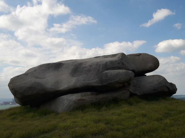 연오랑과 세오녀가 탔다는 전설이 전해진다는 쌍거북 바위(경북 포항시 연오랑세오녀 테마공원).