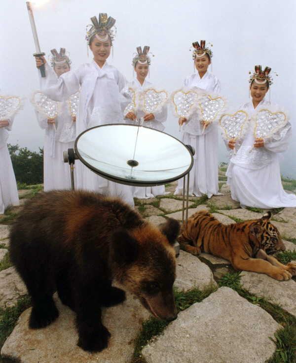 곰과 관련된 시조 신화는 단군신화에만 나타나는 게 아니다. 시베리아나 중국 동북부, 일본 홋카이도 등에도 전해지고 있다. 이들 지역은 ‘곰 문화권’으로 불리기도 한다. 곰을 둘러싼 신화를 이해하는 것은 곧 단군신화를 더  잘 이해하는 길이다. 사진은 단군신화를 관광상품화하기 위해 한 업체가 강화도 마니산 참성단에서 채화식을 하는 장면. 경향신문 자료사진