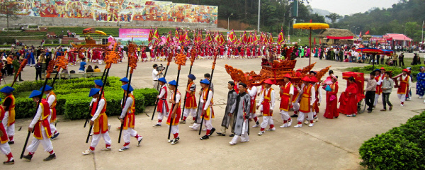 반랑국 건국자 훙부엉(웅왕)의 기일인 음력 3월10일에 벌어지는 훙왕사원의 훙왕 축제.