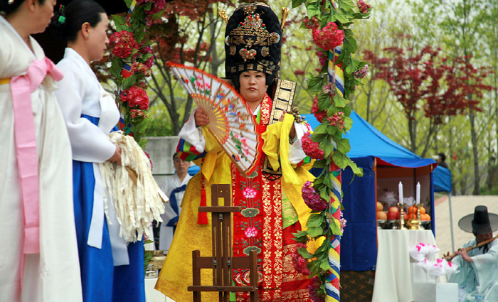 함흥 <바리공주> 무속신화는 이승에서 화해를 도모하는 다른 <바리공주>와 달리 저승에서 비극을 풀고 거둔다. 사진은 서울 지역의 상류층이나 부유층이 행했던 전통적인 망자천도굿인 서울새남굿을 서울새남굿보존회 회원들이 재현하고 있는 모습이다. 바리공주로 분장한 무당이 옛 왕녀의 화려한 복식차림을 하고 있다. 아래 책 사진은 작고한 김수남 사진작가가 찍은 함경도 망묵굿 사진이 담긴 단행본. 이수형 작가 제공