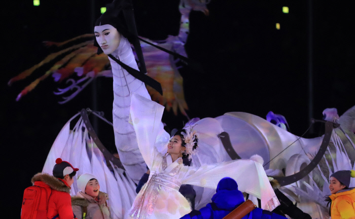 지난 9일 밤 강원 평창 올림픽스타디움에서 열린 2018 평창 동계올림픽 개회식에 등장한 사람의 얼굴을 한 새 ‘인면조’. 인면조는 한국뿐 아니라 중국, 인도, 그리스 등에서도 인간의 상상 속에 존재했다. 인류가 다른 동물과의 관계맺기를 통해 자신들의 정체성을 표현하는 데서 비롯됐다.   연합뉴스