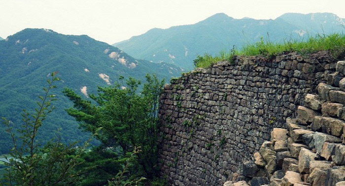 경북 상주시 화북면 장암리에 있는 견훤산성. 이 산성은 견훤이 쌓은 것이 아닌데도 상주 지역에 전해지는 ‘오뉘힘내기’ 전설에 따라 견훤의 이름이 붙여졌다. 이 전설처럼 예로부터 여성은 남성을 위해 자신의 욕망을 억제해야 하는 존재로 그려졌다.