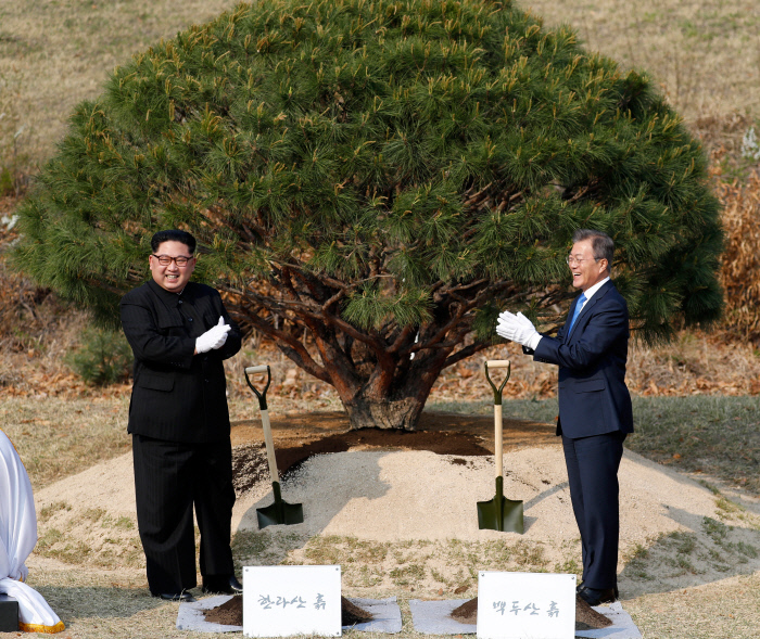지난 4월27일 오후 판문점에서 열린 문재인 대통령과 김정은 북한 국무위원장의 기념식수 행사에서 백두산 흙이 한라산 흙과 함께 뿌려졌다. 한국공동사진기자단
