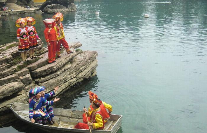 삼월삼짇날 열리는 좡족의 가우절 축제. 따쟈는 이 축제에 가다가 다리 위에서 금신 한 짝을 물에 떨어뜨린다.