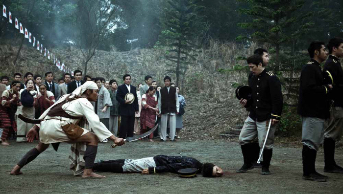 20세기까지 대만 고산족 남성들의 통과의례가 돼 온 머리사냥 문화의 심층에는 죽음을 통해 삶을 증식시키려는 은유적 사고가 숨어 있다. 이것이 개인의 무용을 뽐내고, 일본도의 성능을 자랑하고, 제국의 위용을 드러내기 위한 폭력일 뿐이었던 일제의 머리사냥과 다른 점이다. 사진은 일제의 학살을 다룬 대만 영화 <시디그 발레> 중 일본 병사의 목을 베는 장면.