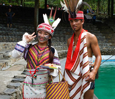 전통복식에 얼굴 문신을 한 대만 고산족의 하나인 싸오족 청년들.