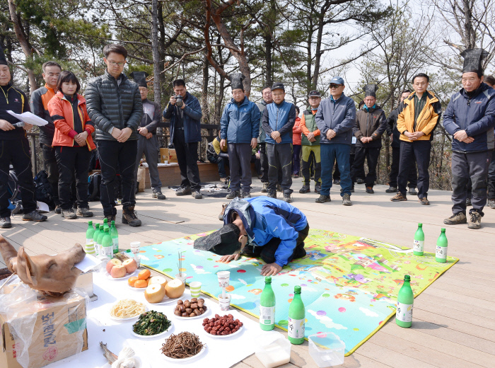 산악회 회원들이 한 해의 안전을 비는 시산제를 지내고 있다. 경향신문 자료사진