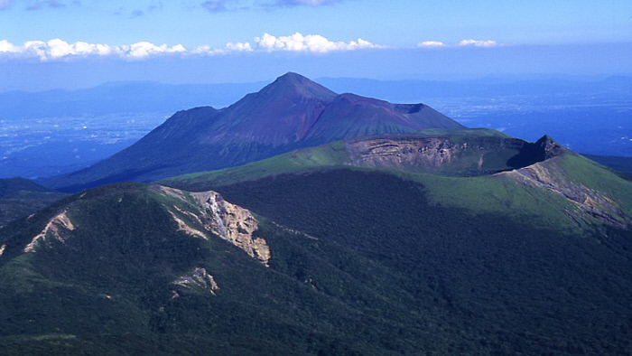 아마테라스의 손자 니니기노미코토가 왕권을 상징하는 ‘3종의 신기’ 구슬·거울·칼을 들고 내려왔다는 규슈 미야자키현에 있는 다카치호봉.