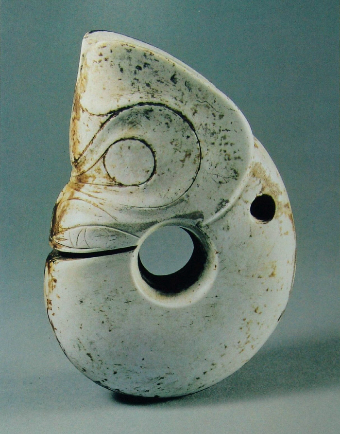 츠펑시 남쪽 뉴허량에서 출토된 옥기. 보는 이에 따라 새나 태아의 모습으로 볼 수도 있지만 중국 학자들은 옥돼지룡이나 옥곰룡으로 불렀다.