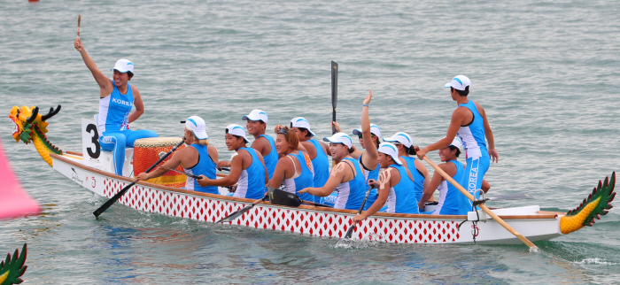 지난달 인도네시아 아시안게임 카누용선 500m에서 금메달을 딴 남북 단일팀. 카누 앞뒤에 용두와 용미가 달려 있다. 배를 용두로 장식하는 것은 용이 수신이기 때문이며, 용두는 수신의 가호를 받으려는 뱃사람들의 보편적 마음의 표현이다.  연합뉴스