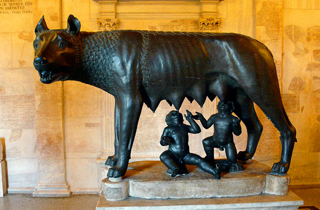 이탈리아 로마 카피톨리나 늑대상. 로마의 시조인 로물로스 형제가 늑대의 젖을 빨고 있는 형상이다.
