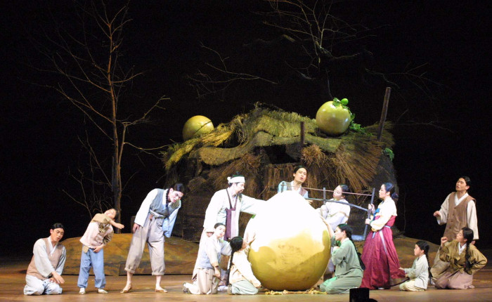 왕권신화에서는 주인공의 선악이 문제되지 않는다. 이긴 쪽이 선일 뿐이다. 하지만 민담은 패자의 말이고 약자의 신화다. 그래서 민담에서는 약자가 지다가도 마지막에는 승리한다. 민담의 구조는 창세신화의 거울이다. 그래서 창세신화는 승패와 선악, 이승과 저승의 절묘한 균형을 이야기로 보여준다. 이 균형을 깨는 것은 늘 권력욕이며, 왕권신화는 권력욕의 서사화다. 사진은 형제 갈등을 다룬 창극 흥보가의 한 장면. 경향신문 자료사진.