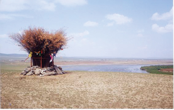 몽골 도로노드 아이막 할힝골 솜온 숑크 타반 톨로고이에 있는 석인상. 현지 원주민들이 '순록치기 임금'이라는 뜻인 '고올리칸 훈촐로'로 부르는 이 석인상을 수미야바아트르 교수는 동명성왕으로 비정하고 있다. <도브도이 바야르 교수 제공>