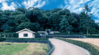 武烈天皇 傍丘磐坏丘北陵○奈良縣香芝市今泉○FOG『久遠の絆』,以繼體帝崩,天津神血脈途絕。故天津神對葦原中國之力式微,三神器者亦日漸失效,終至形在神亡。土蜘蛛之遺族復愈蠢動。故天照大神命天女螢將天叢雲之精神體帶下,命與當代天皇合為新天叢雲劍。